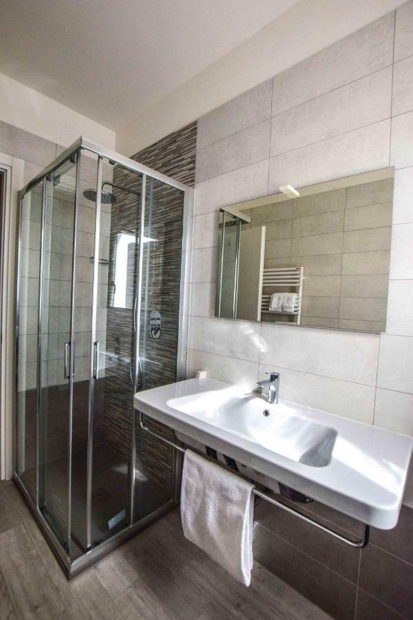 gambisa street Hotel Soliera Bagian luar foto
