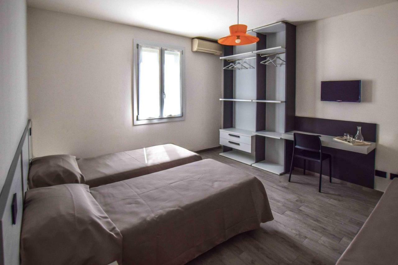 gambisa street Hotel Soliera Bagian luar foto
