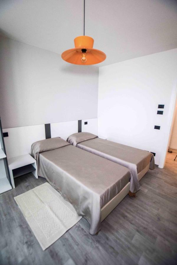 gambisa street Hotel Soliera Bagian luar foto